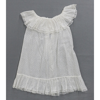 SLM 52565 - Barnförkläde av vit linnebatist med invävda prickar, tidigt 1900-tal