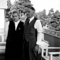 SLM P09-1198 - Gerhard Carlsson med sin hustru Eleonora i sitt hem på 1950-talet
