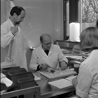 BLM Sba 19790419 a 07 - 2 män och en kvinna i ett laboratorium.