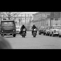 BLM Sba 19790428 b 20 - Motorcyklister kör på gatan