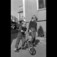 BLM Sba 19790410 a 05 - Barn som leker med en cykel.