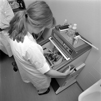 BLM Sba 19790419 b 11 - Kvinna i laboratorium.