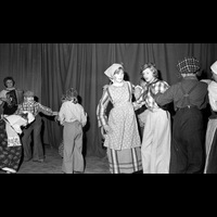 BLM Sba 19790425 a 24 - Pojkar och flickor dansar
