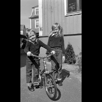 BLM Sba 19790410 a 09 - Barn som leker med en cykel.