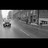 Blm Sba 19790303 b 06 - Polis fångar svan på rymmen, vid korsning Styrmansgatan -  Hantverkaregatan.