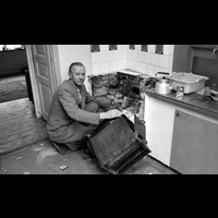 BLM Sba 19740502 h 17 - Man som renoverar ett kök