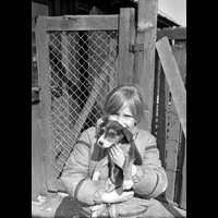 BLM Sba 19790510 a 36 - Flicka med hundvalp