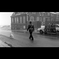Blm Sba 19790303 b 05 - Polis fångar en svan på rymmen vid korsning Styrmansgatan- Hantverkaregatan