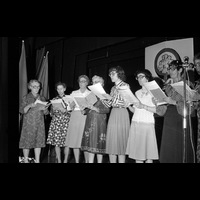 BLM Sba 19790512 a 36 - Kvinnor som sjunger efter noter