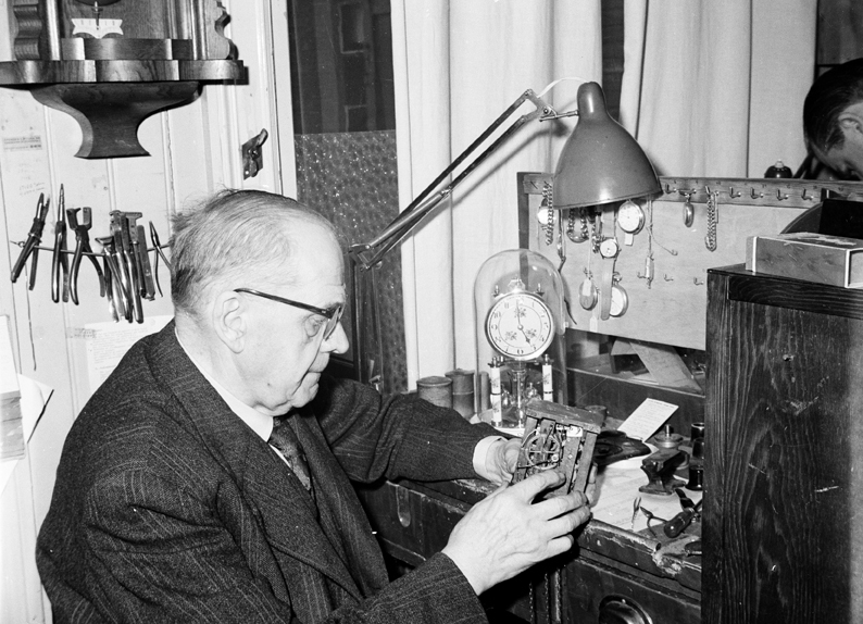 Nils Carlsson, Urmakaremästare. Fototid: 1958.