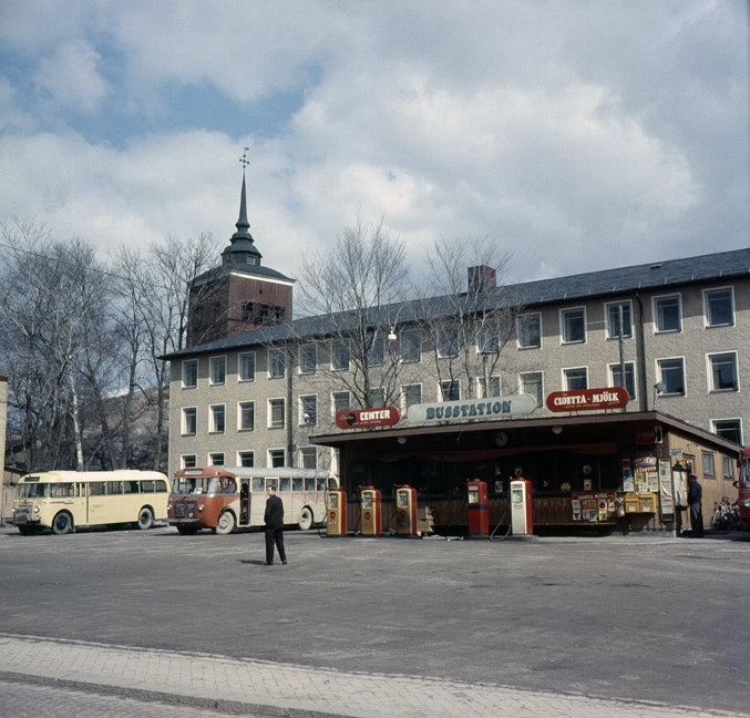 Busstation Västra Trädgårdsgatan. Fototid: 570421.