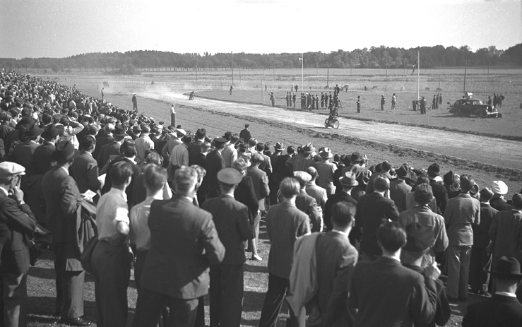 Jordbanetävling, publiken. Fototid: 1946.