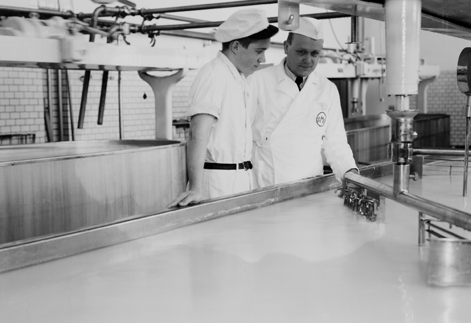 Arbete vid mjölkcentralen, Oppeby. Fototid: 194...