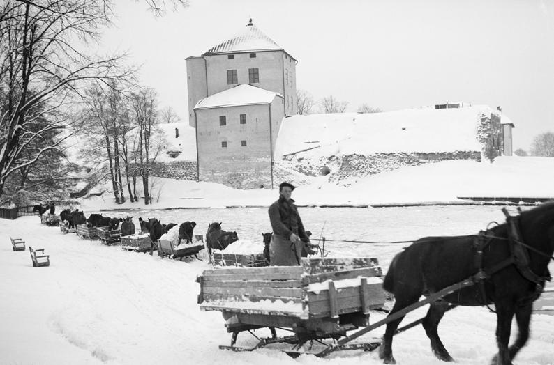 Snöstjälpning vid NK-Villan.  Fototid: 1940.