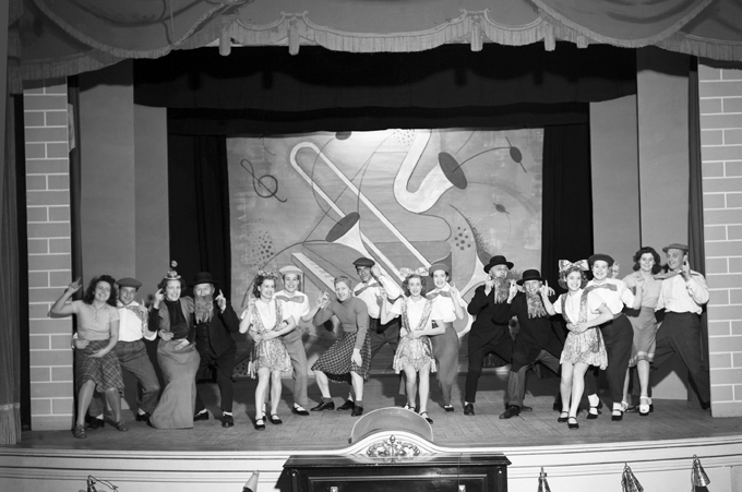 Revyartister på Nyköpings teater. Fototid: 1945.