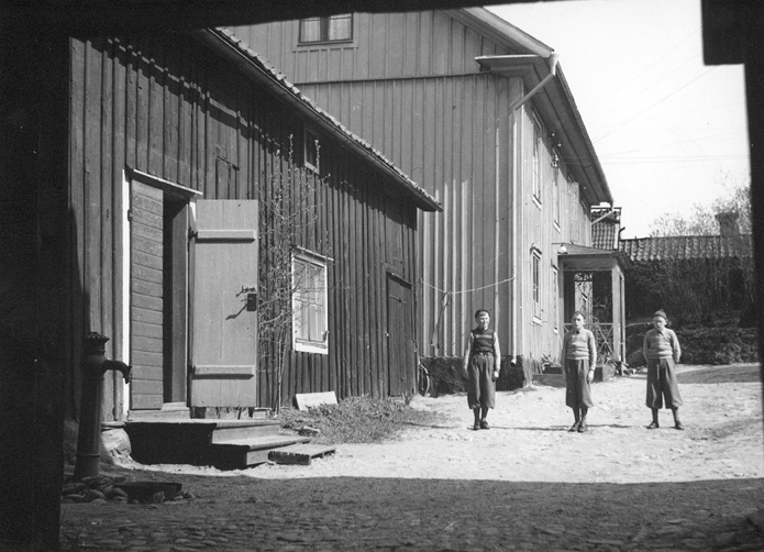 Östra Kvarngatan 14, Gårdsidyll. Fototid: 1922-...