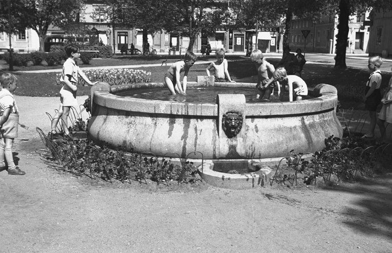 Lek i Teaterparken. Fototid: 1946.