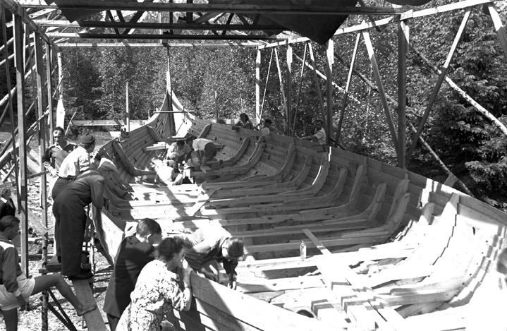 Båtbygge vid Brandholmens varv. Fototid: 1949.