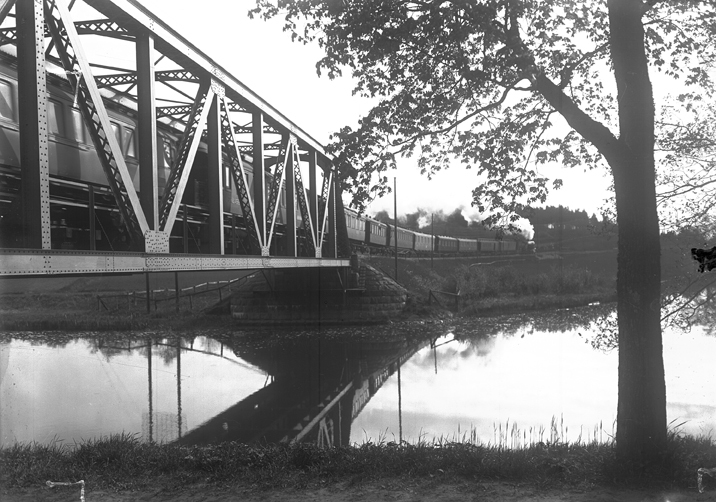 Järnvägsbron över Nyköpingsån. Fototid: 1925.