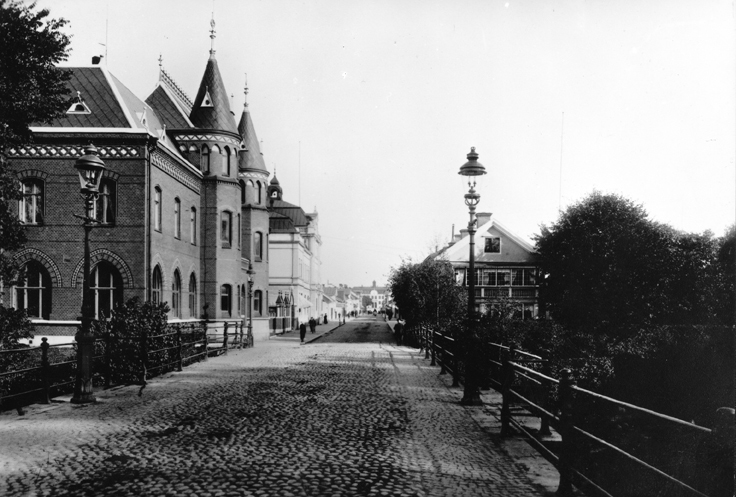 Nyköping: Stadsbron och Östra Storgatan 1914. S...