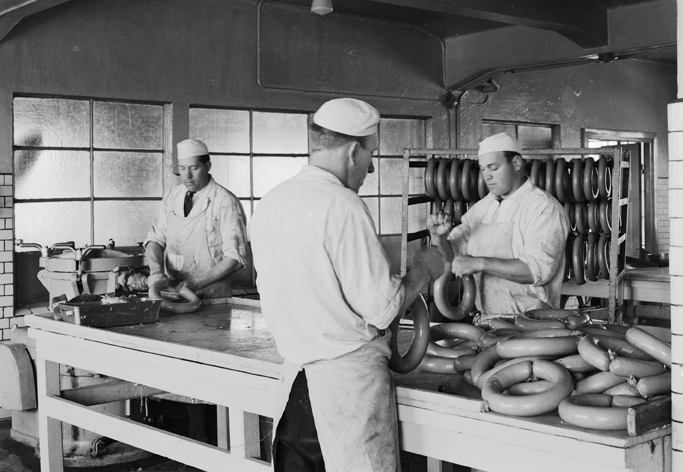 Arbete vid Slakthuset, Nyköping. Fototid: 1943.