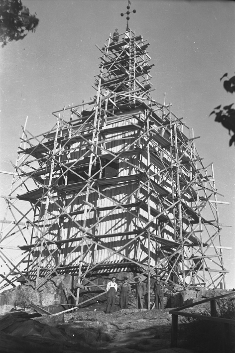 V. Klockstapeln restaureras omkring 1945. 