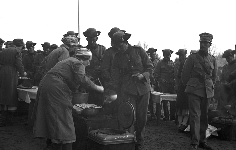 Utspisning av militär. Fototid: 1940.