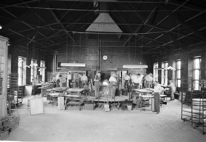Arbete vid Glödlampan, Nyköping. Fototid: 1955.