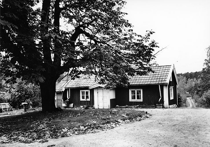 Bostadshus vid Trillingsberg. Fototid: 1968.
