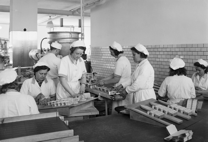 Arbete vid mjölkcentralen. Fototid: 1940-1960.