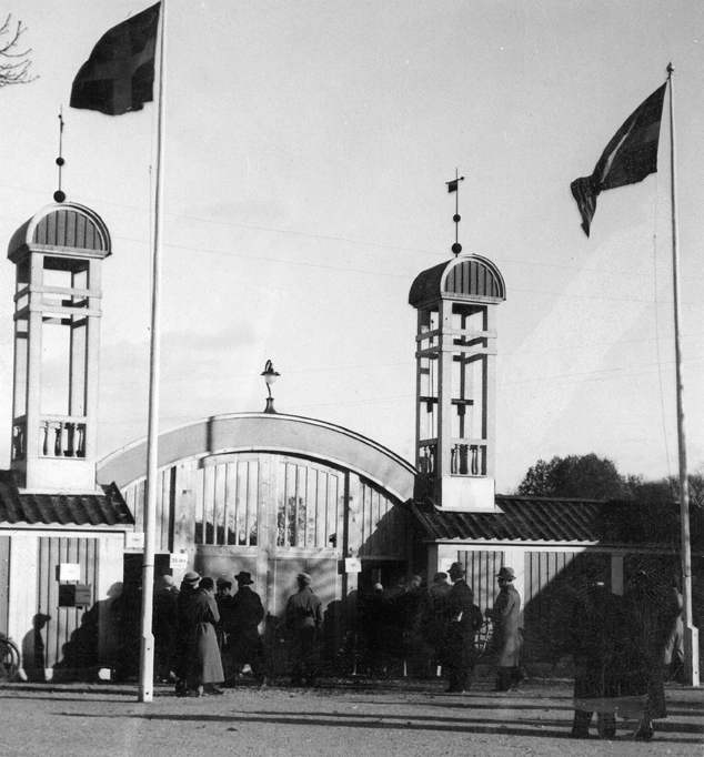 Folkungavallens entré, Nyköping. Fototid: 1930-...