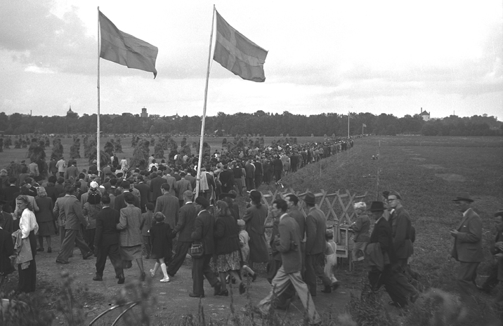 Jordbanetävling, publik, bilarna. Fototid: 1946.