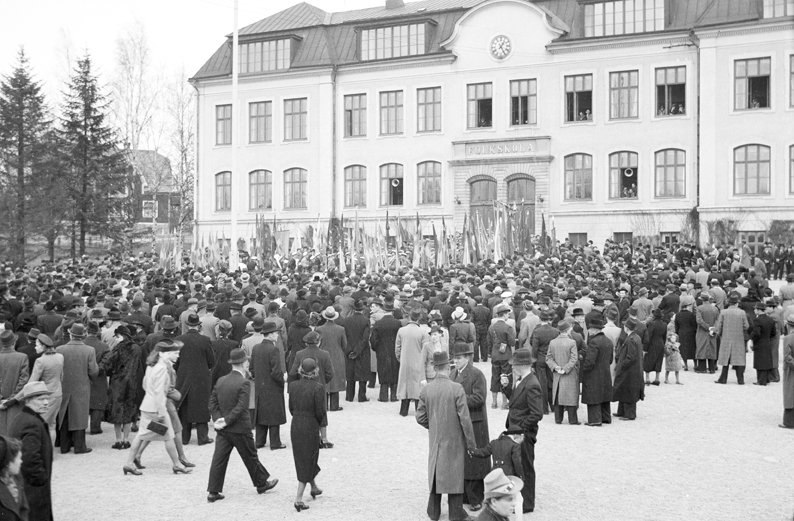 Första Maj. Vid Östra Skolan. Fototid: 1941.