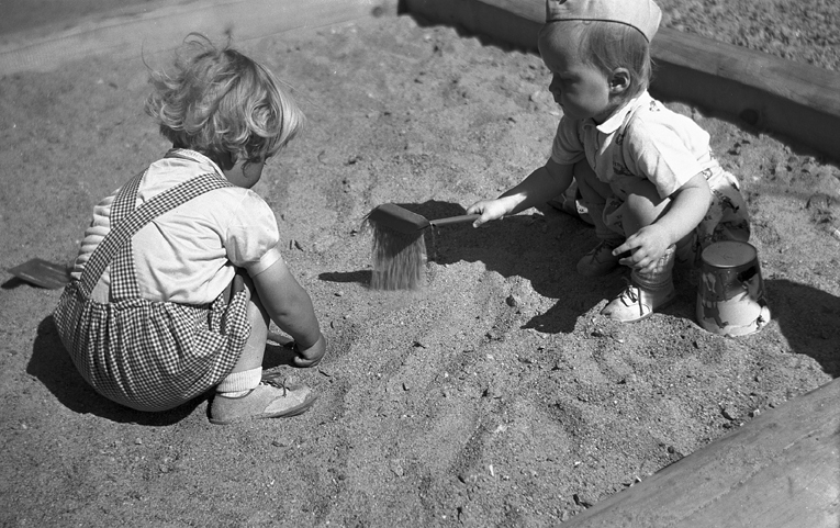 Lek i Järnvägsparken, Teaterparken. Fototid: 1946.