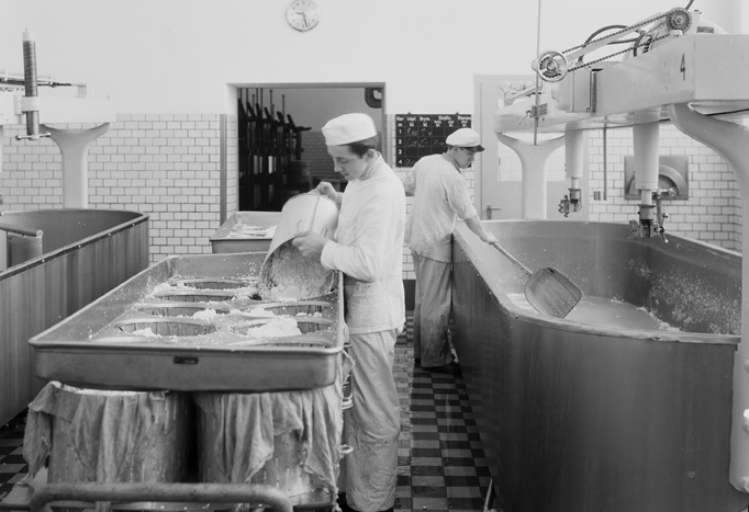 Arbete vid mjölkcentralen, Oppeby. Fototid: 1942