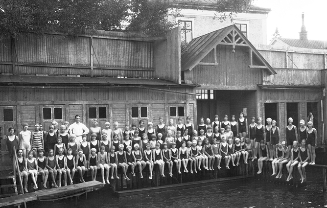 Nyköpings gamla badhus år 1925. Badet var beläg...