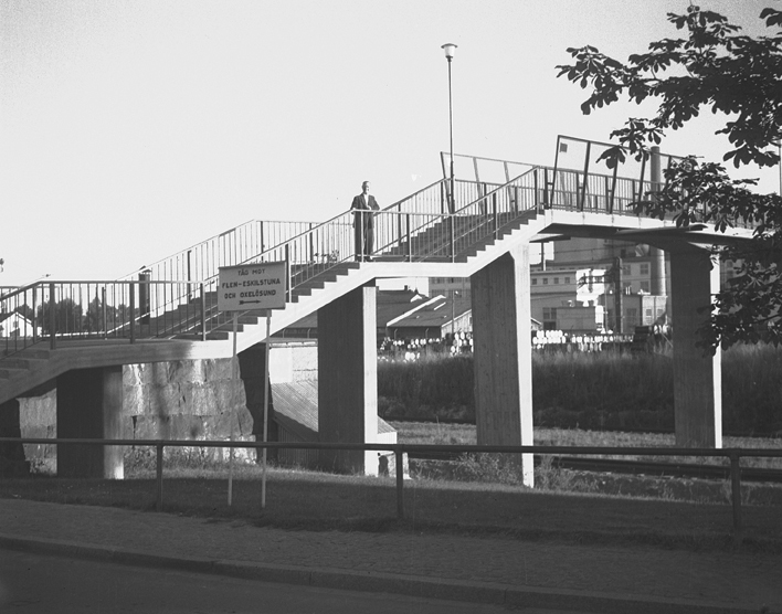 Gångbron vid Centralstationen. Fototid: 1959.