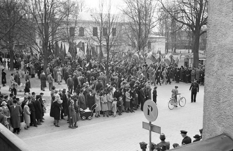 Första Maj tåg vid Teatern.  Fototid: 1941.
