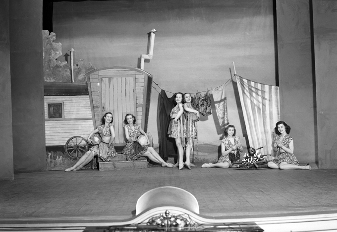 Revy på Nyköpings teater. Fototid: 1943.