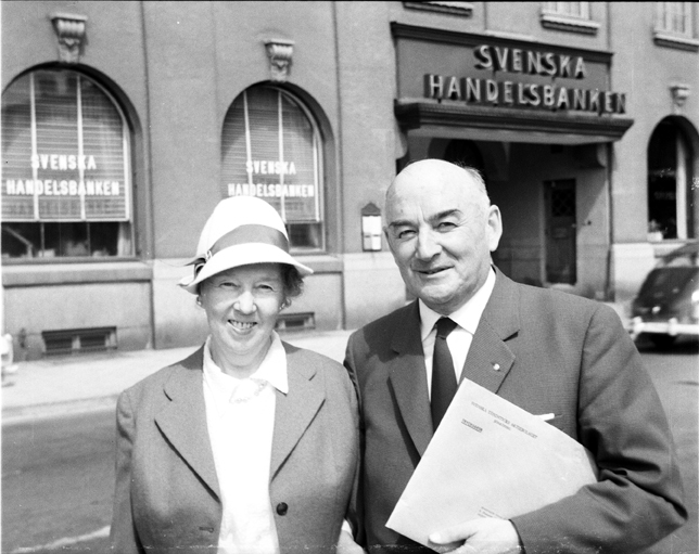 Bankdirektör G. Ahnmark med fru. Utanför Svensk...