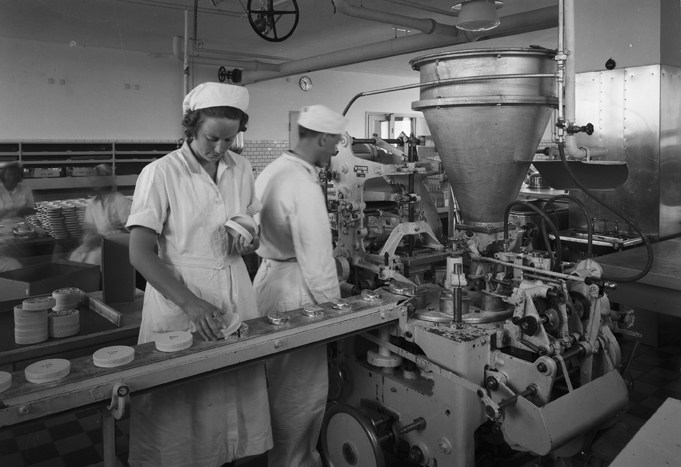 Arbete vid mjölkcentralen, Oppeby. Fototid: 1952.