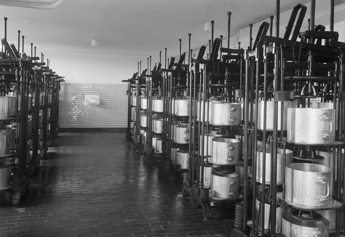Interiör i mjölkcentralen, Oppeby. Fototid: 1955.