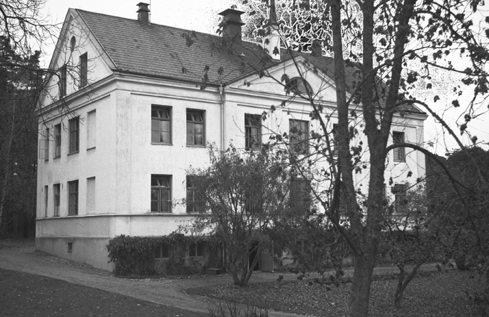 Blommenhofs sanatorium. 1906 beslutades om ansl...