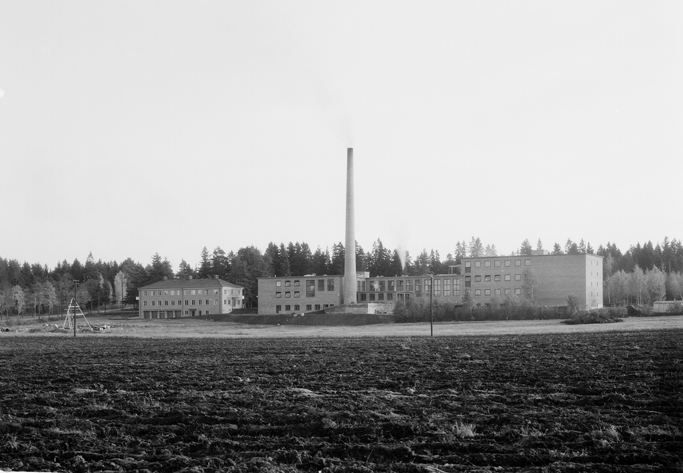 Exteriör av mjölkcentralen, Oppeby. Fototid: 1954.