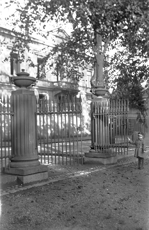En grind vid Nicolai skola. Fototid: 1923-1945.