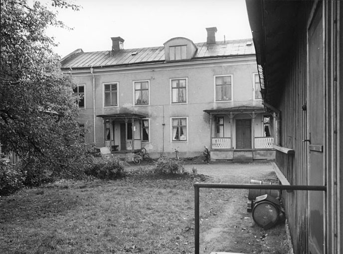 Gårdsinteriör, Östra Kvarngatan 13. Fototid: 1968.