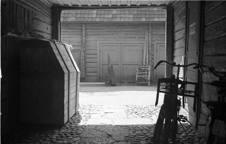 Gårdsinteriör Gräslundska gården. Fototid: 1938.