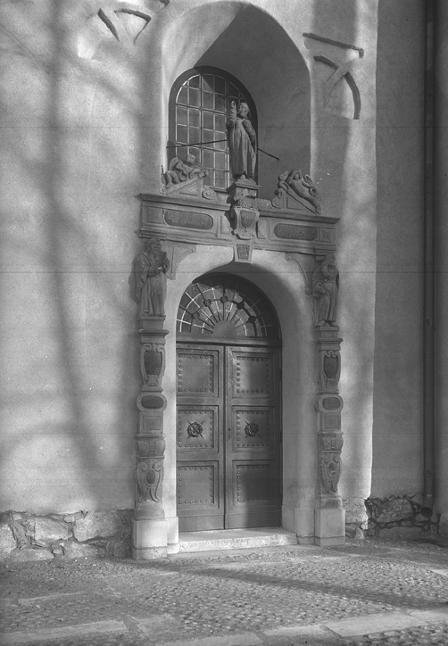 S:t Nicolai kyrka, mindre portalen. Fototid: 1925.