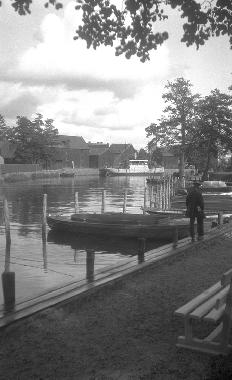 Med hamnmagasinen. Hamnen. Fototid: 1922-1962.