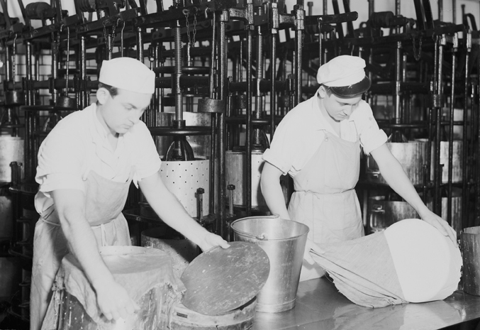 Arbete vid mjölkcentralen, Oppeby. Fototid: 1955.